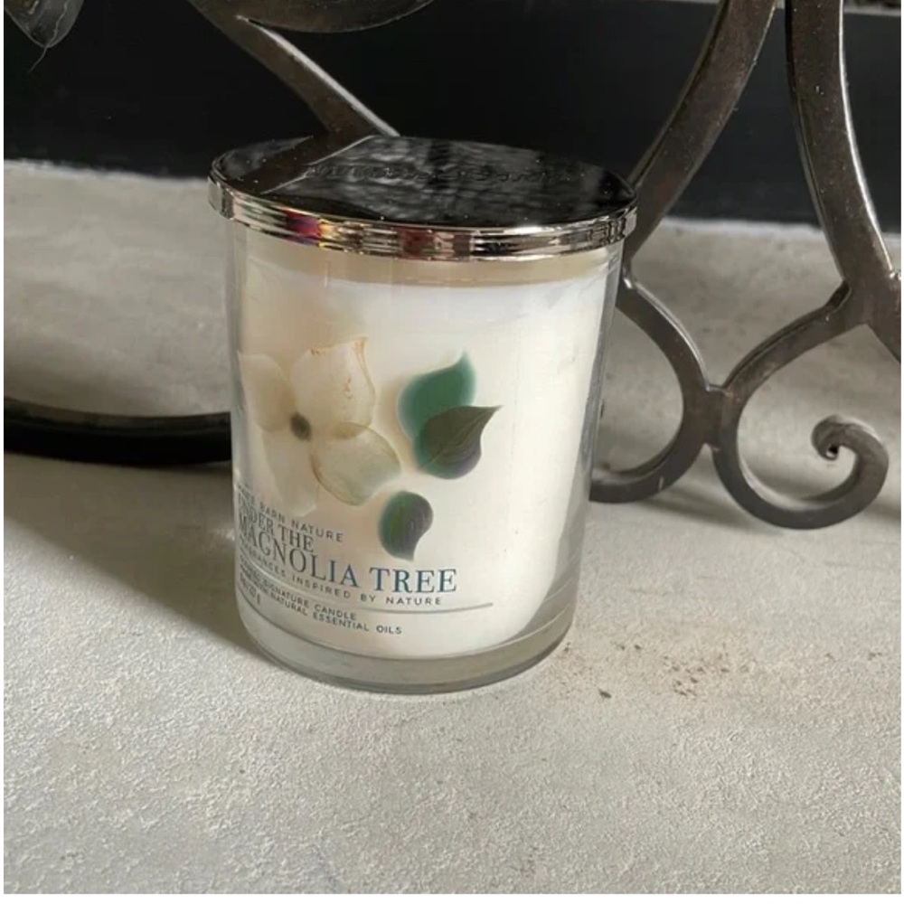 Bath & Body Works / White Barn Under The Magnolia Tree 8 oz Single Wick NEW